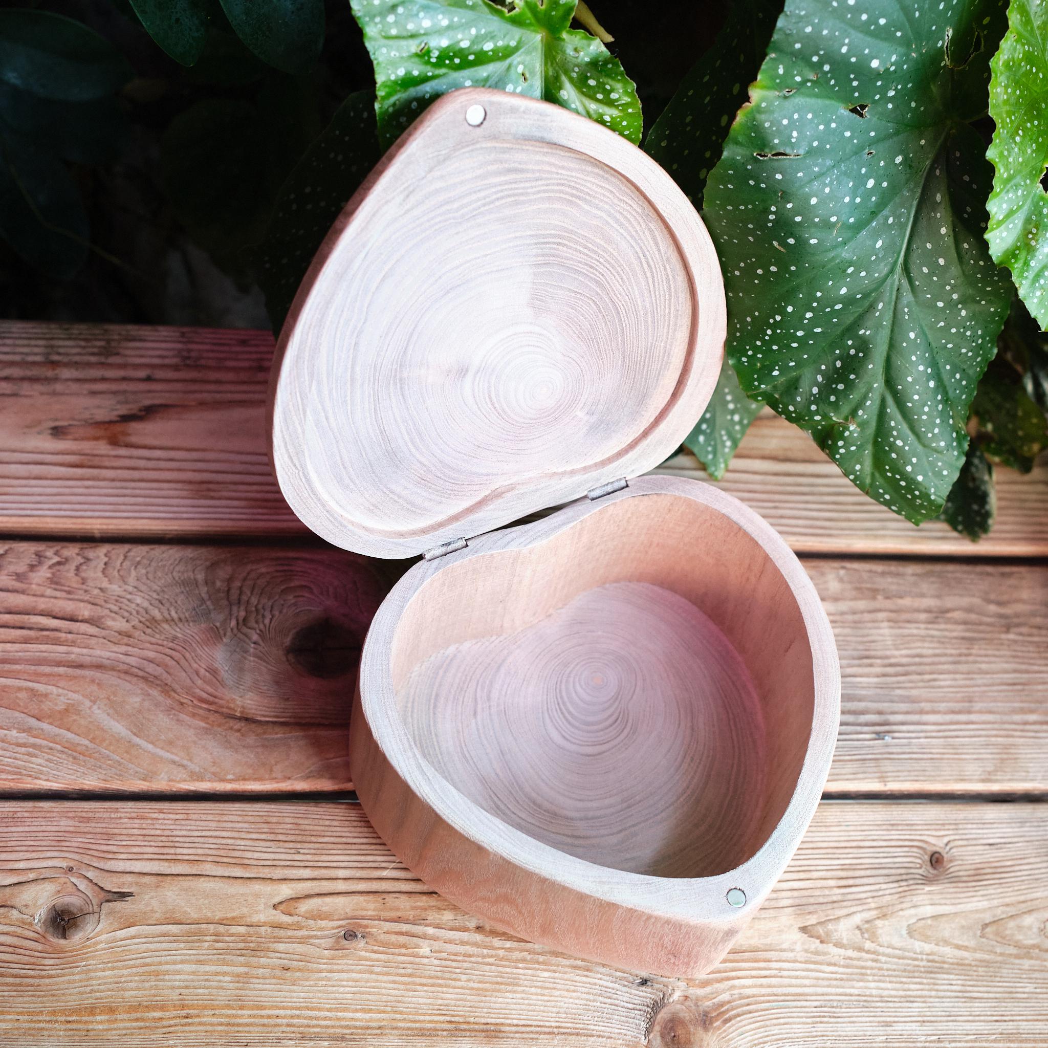 Heart-Shaped Wooden Pet Urn with Tree Ring Grain, Eco Friendly Handcrafted Memorial Box, Hinged Lid with Magnetic Seal, Pet Ashes Keepsake