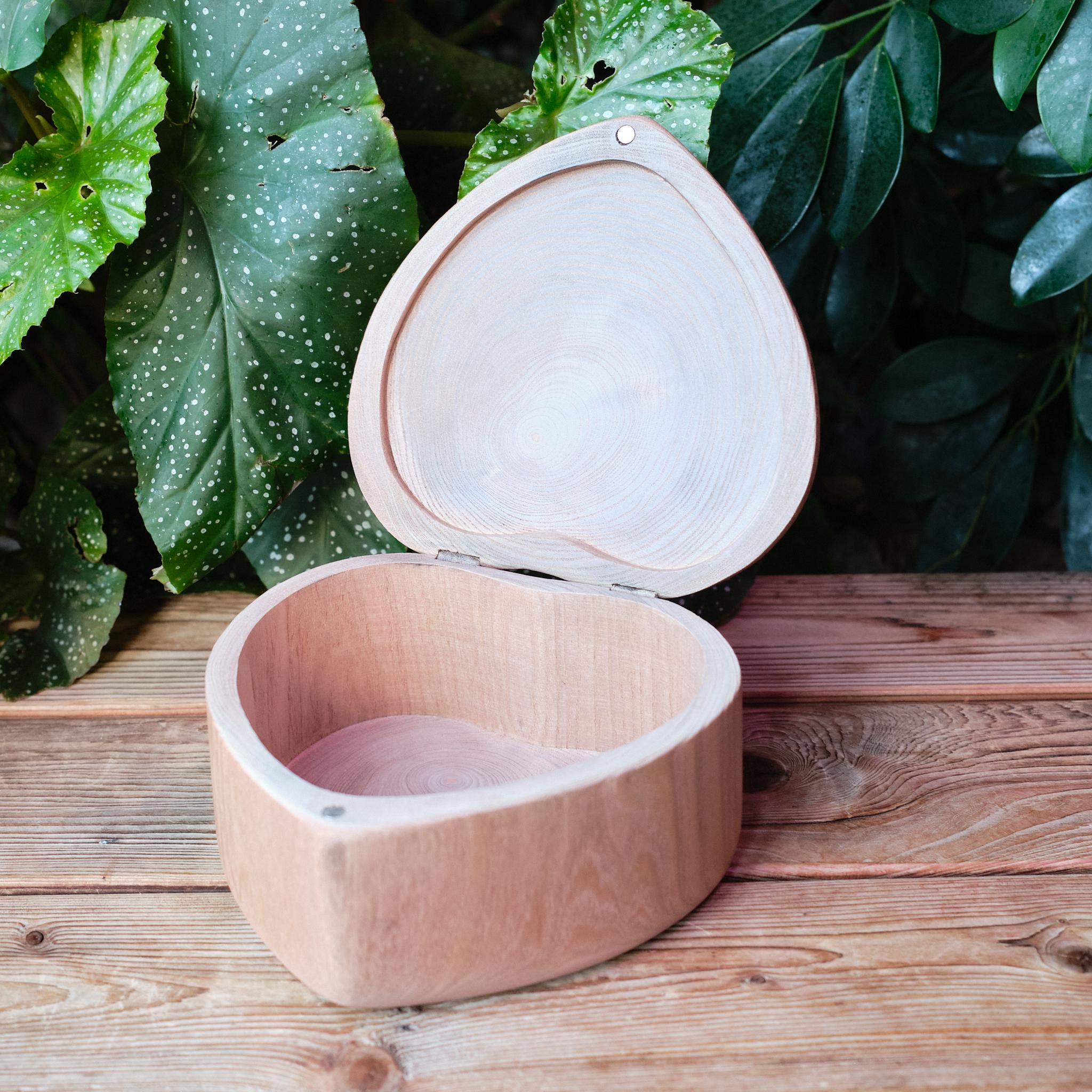 Heart-Shaped Wooden Pet Urn with Tree Ring Grain, Eco Friendly Handcrafted Memorial Box, Hinged Lid with Magnetic Seal, Pet Ashes Keepsake