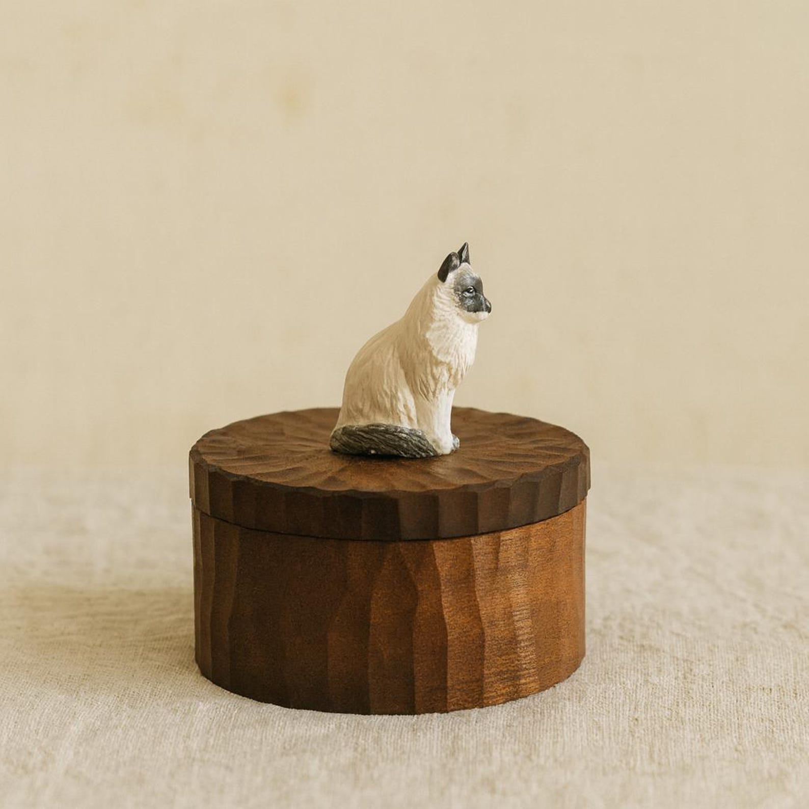 Large Wooden Cat Memorial Urn: Handmade Realistic Cat Figurine from photo, pet memorial gift, natural personalised keepsake, Cremation box
