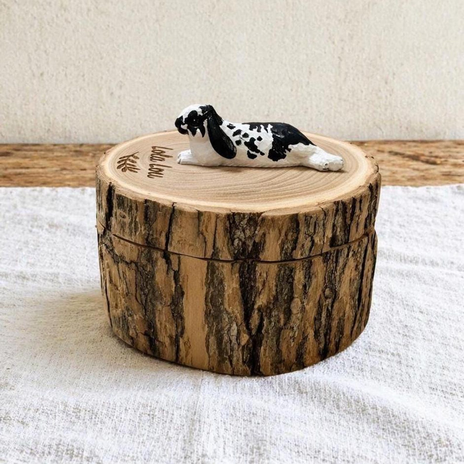 Rustic Tree Stump Rabbit Urn, Realistic Bunny Wood Carving, Natural Wood Pet Memorial Gifts, Organic Woodland Ashes Keepsake Box