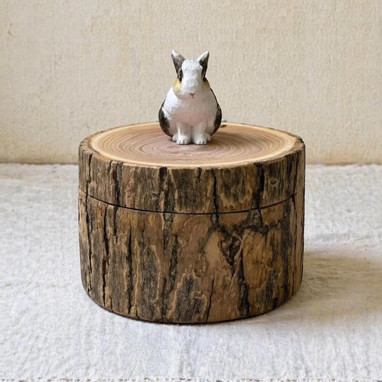 Rustic Tree Stump Rabbit Urn, Realistic Bunny Wood Carving, Natural Wood Pet Memorial Gifts, Organic Woodland Ashes Keepsake Box