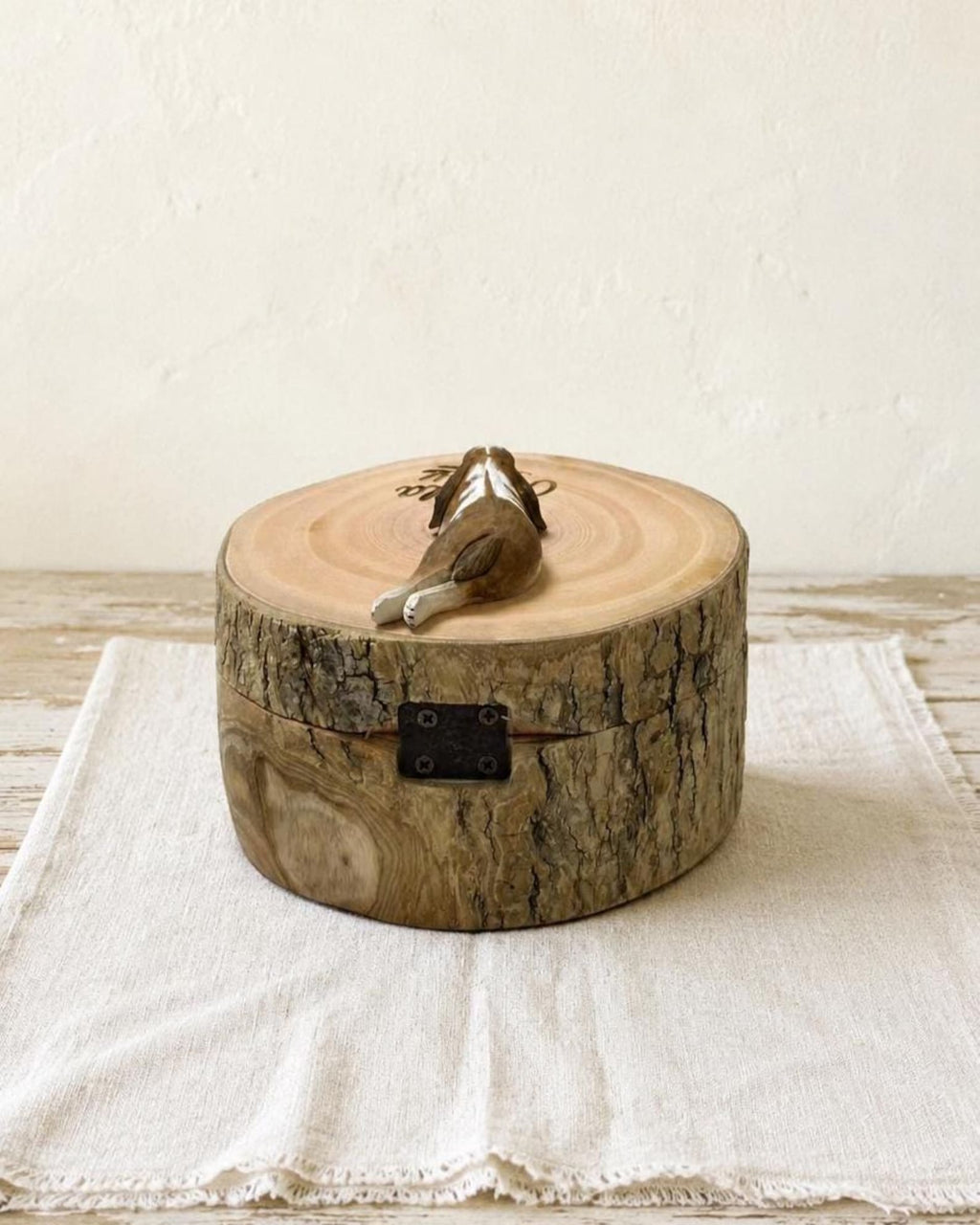 Rustic Tree Stump Rabbit Urn, Realistic Bunny Wood Carving, Natural Wood Pet Memorial Gifts, Organic Woodland Ashes Keepsake Box